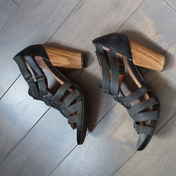 Clark's Size 6.5 Black Leather Sandals - Picture 3 of 11